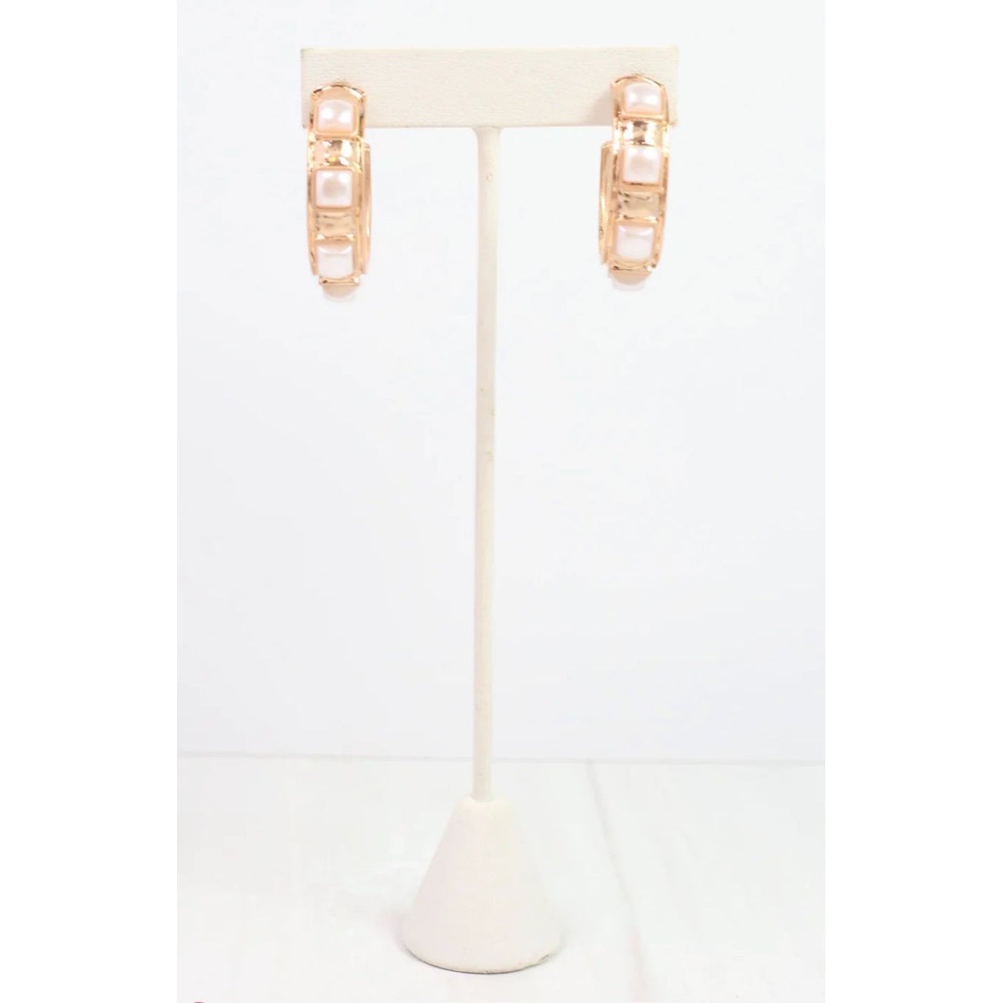 Allie Hammered Gold Earring Pearl