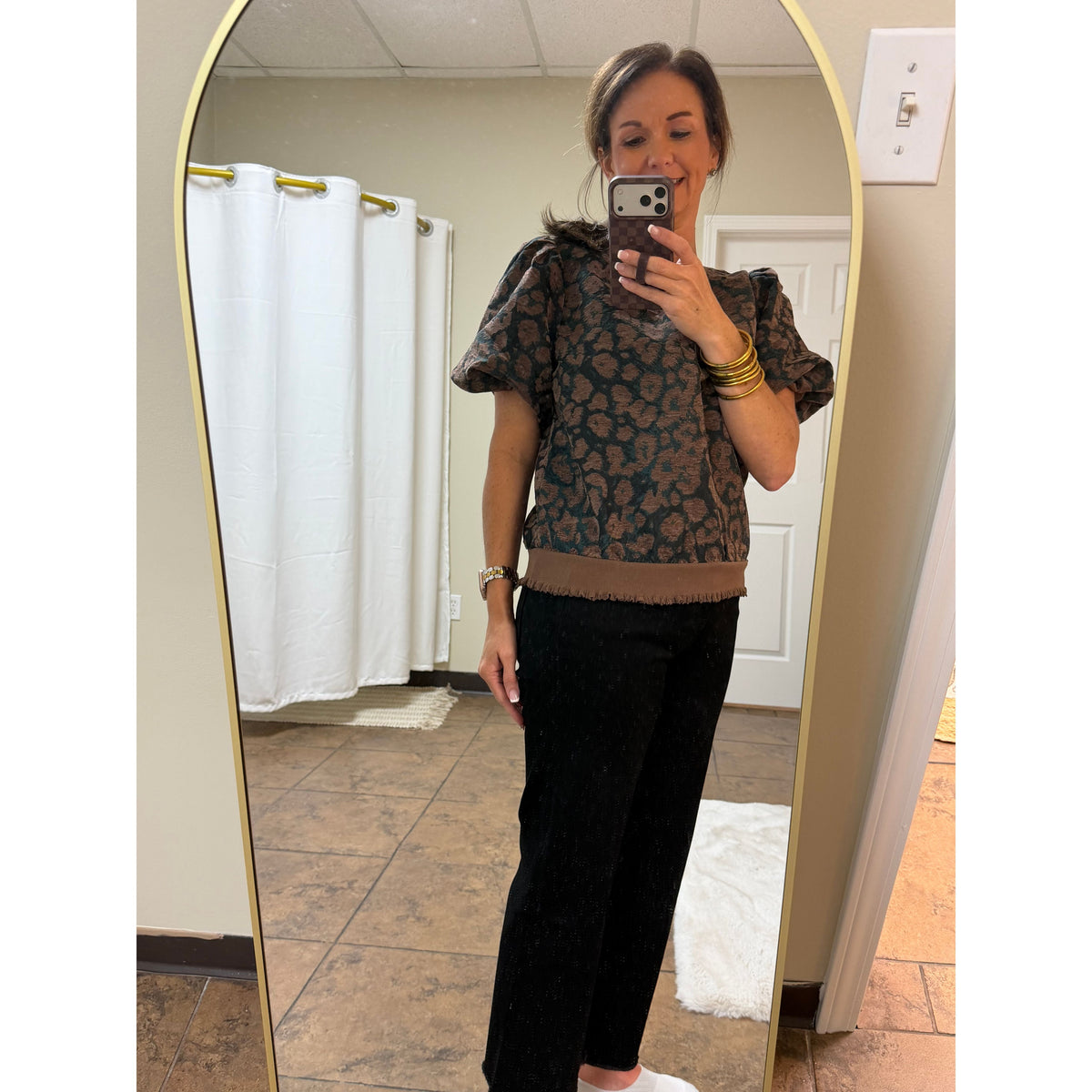 Annie Ks Boutique model wearing Black Beauty wide leg cropped jeans with a patterned puff sleeve top in a mirror